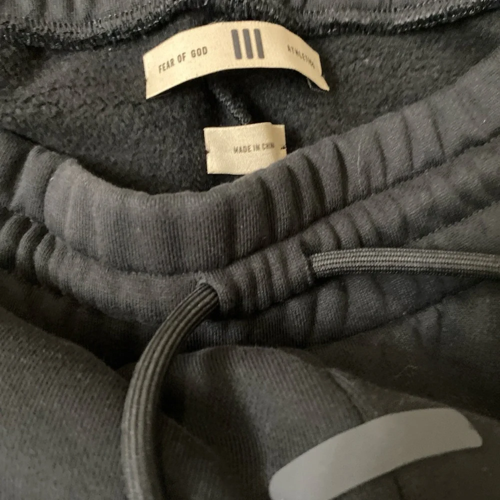 Adidas x Fear of God wide leg sweatpants black with beige Side Stripes NWOT - Picture 4 of 5